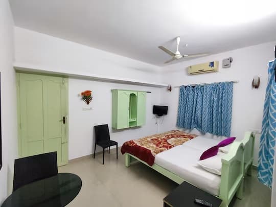 Deluxe Single Cot Room 1 at Regal Mansion Alleppey